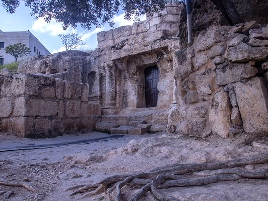 Jordan_Seven-sleepers-cave_AdobeStock_319102745