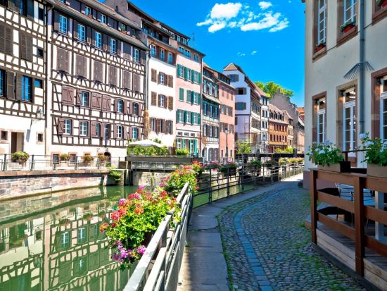 【安心の日本人同行・貸切専用車でゆったり日帰り旅！】アルザス・ストラスブールでプチフランス！