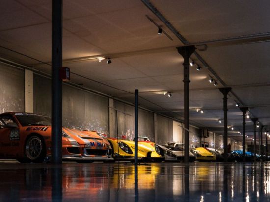 【貸切専用車で行く・ハイクラスな大人の旅】憧れのポルシェミュージアム訪問日帰り旅