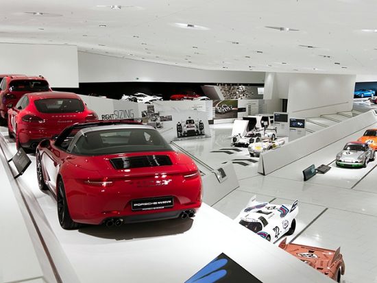 【貸切専用車で行く・ハイクラスな大人の旅】憧れのポルシェミュージアム訪問日帰り旅