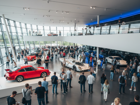 【貸切専用車で行く・ハイクラスな大人の旅】憧れのポルシェミュージアム訪問日帰り旅