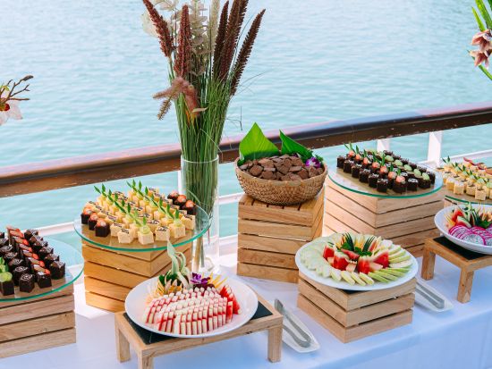 【プレミアム】世界遺産ハロン湾日帰りツアー　最大級豪華客船「アンバサダー号」利用　ルーム利用＆カヤックオプション選択可＜7時間／英語・日本語／ビュッフェ昼食＞