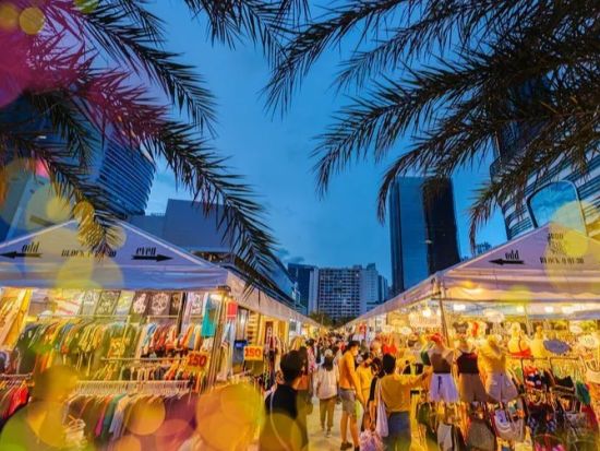 【お得価格】メークロン鉄道市場＋水上マーケット＋伝統衣装が借りられるレストラン＋ジョッドフェアーズ・ナイトマーケット＜1日／英語 or 日本語ガイド＞