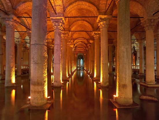 Istanbul_Underground_Cistern_shutterstock_75228403