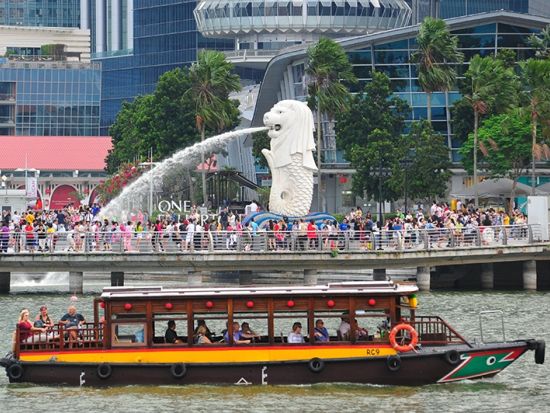 シンガポール半日観光ツアー　仏牙寺＋スリ・マリアマン寺院＋アラブストリート＋マーライオン　リバーボート乗船＆クリーミークラブの昼食付き！＜午後／日本語ガイド＞