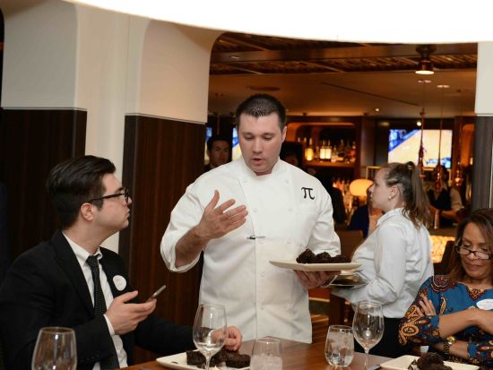 ラスベガス食べ歩きツアー　人気レストランも並ばず入店 デザート付きのコース仕立てでご案内 ＜英語ガイド＞