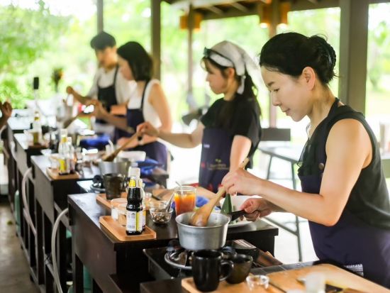 タイ料理教室「グランマズ・ホームクッキング」チェンマイ郊外の田園地帯で本格クッキング体験　市内ホテル往復送迎付き＜半日／英語＞