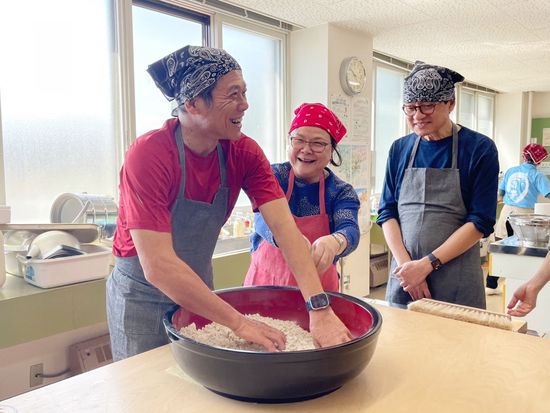 2_参加者もそば打ちにチャレンジ