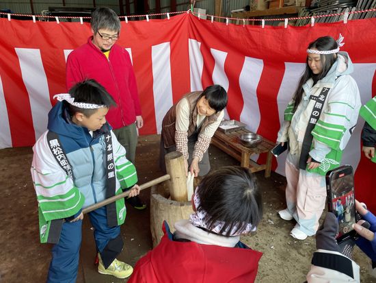 8_もちつき体験、子供もチャレンジ
