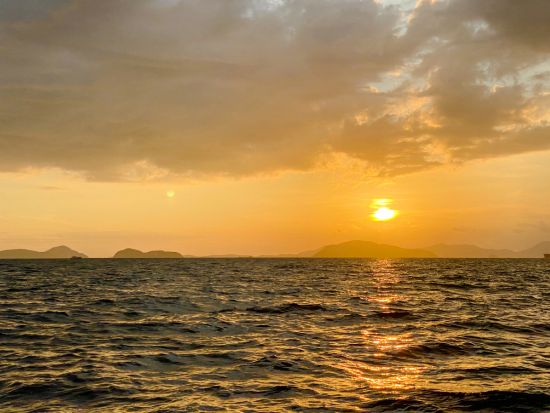 【朝ゆっくり出発】ピピ島＋マイトン島沖で海遊び＆サンセット｜マヤベイ・ピレーラグーン観光｜快適カタマラン・日本語ガイド同行＜島内無料送迎＞