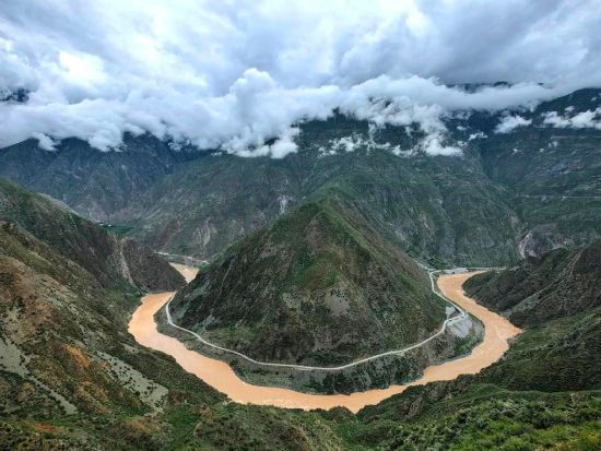 【梅里雪山・日照金山】麗江古城＋玉龍雪山＋虎跳峡＋シャングリラ＋梅里雪山を巡る雲南巡遊4泊5日間〈日本語ガイド・航空券付・宿泊付・混載無・北京発〉
