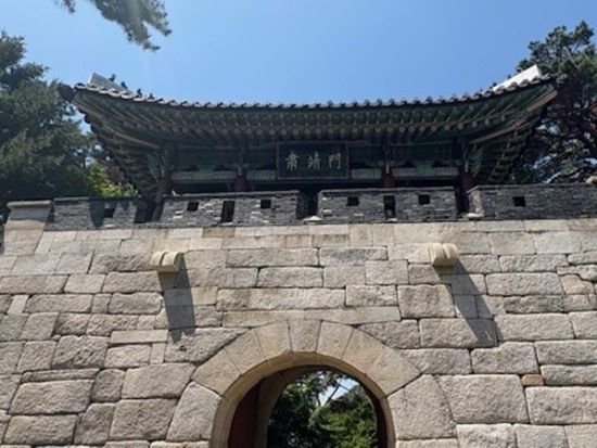 【春・秋限定】ソウル漢陽都城道トレッキング　森に詳しいガイドと北岳八角亭＋彰義門＋敬義門を散策＜日本語ガイド／昼食付き＞