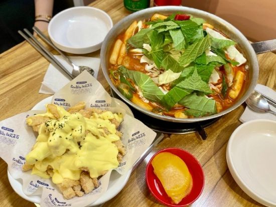 コスメ作り体験ツアー　エスポア「espoir」延南店でオリジナルコスメ作り＋弘大散策＜日本語ガイド／昼食付き＞