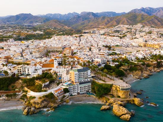 pixta_83160605_M_NERJA