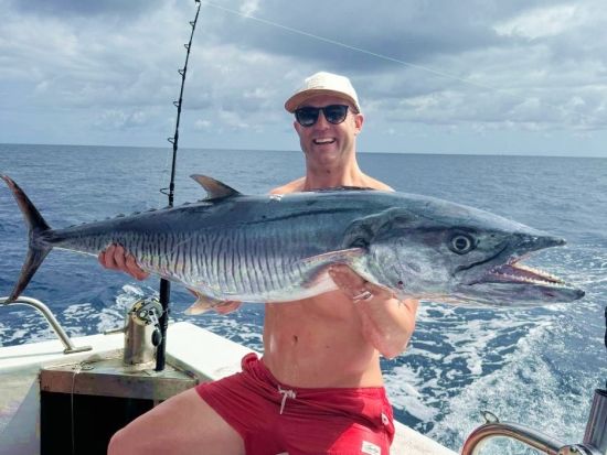 フィッシングボート1日シェアチャーター　グレートバリアリーフで本格釣り体験！冷製ビュッフェランチ付き＜9時間／混載／16名まで／釣具レンタル付き／ケアンズ発＞