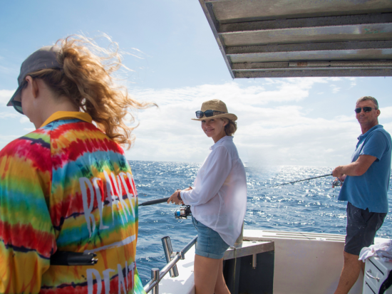 フィッシングボート1日シェアチャーター　グレートバリアリーフで本格釣り体験！冷製ビュッフェランチ付き＜9時間／混載／16名まで／釣具レンタル付き／ケアンズ発＞