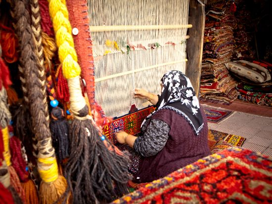 Turkey_Weaver_Traditional Hand Loom_AdobeStock_64737385