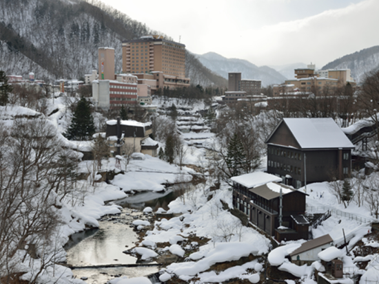 札幌発日帰りツアー 石窯ピッツァ付きビュッフェ＆名湯定山渓温泉で癒し旅＜1日／札幌駅発着＞ by クラブツーリズム