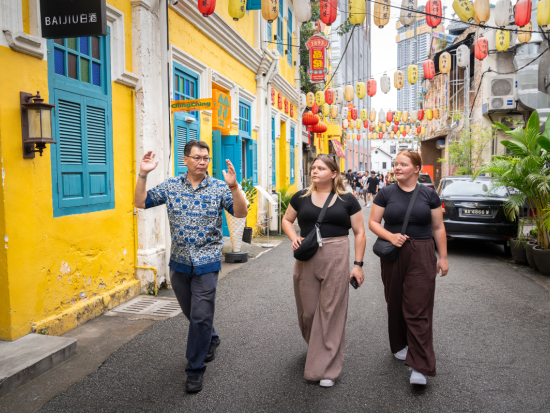 マレーシアの食文化を体験！クアラルンプールローカルフード食べ歩きツアー　チャイナタウン周辺＋スリ・マハ・マリアマン寺院立ち寄りあり＜夕方／英語ガイド＞