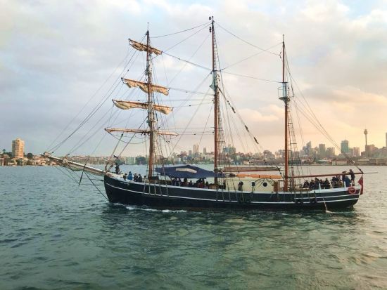 シドニーハーバー ディナークルーズ　歴史あるクラシック帆船でオペラハウスなどの夜景と新鮮な夕食を満喫！＜1.5～2時間／シドニー発＞