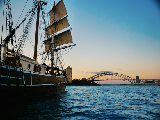 シドニーハーバー ディナークルーズ　歴史あるクラシック帆船でオペラハウスなどの夜景と新鮮な夕食を満喫！＜1.5～2時間／シドニー発＞