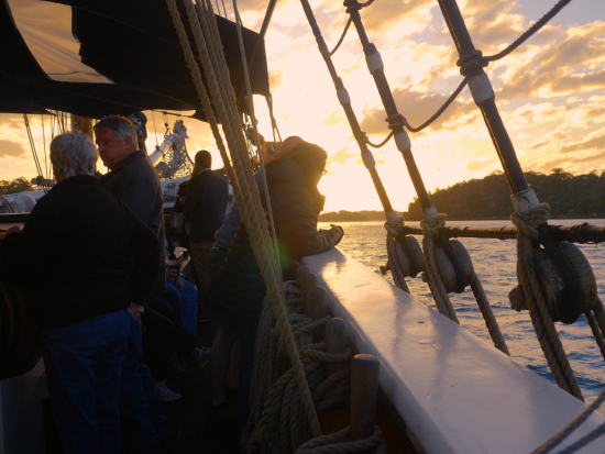 シドニーハーバー ディナークルーズ　歴史あるクラシック帆船でオペラハウスなどの夜景と新鮮な夕食を満喫！＜1.5～2時間／シドニー発＞