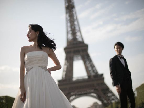 ウェディングフォト　パリ現地で完結！衣裳＋撮影＋メイク付き エッフェル塔など名所をバックに撮影＜日本語アテンドスタッフ＞