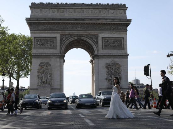 ウェディングフォト　パリ現地で完結！衣裳＋撮影＋メイク付き エッフェル塔など名所をバックに撮影＜日本語アテンドスタッフ＞