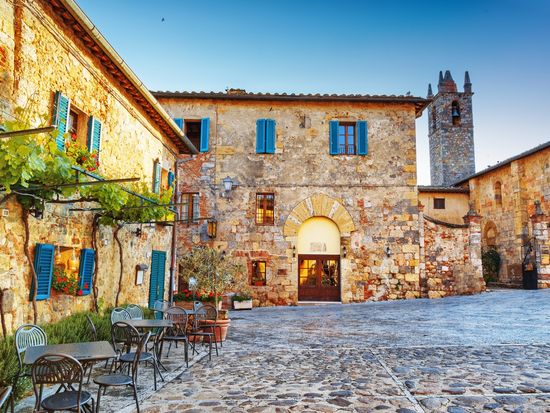 Monteriggioni, Italy_AdobeStock_123598612