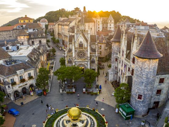 ＜絶景と話題の巨大な神の手を見よう！＞ バーナーヒルズ半日観光（昼食つき）//日本語ガイド//ダナン市内のラウンジ利用可能