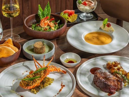 オールシーズンズ（ALL SEASONS）　レストラン食事券＆事前予約サービス　新鮮な食材を使ったシーフード料理が食べ放題！ロブスター付きプランあり＜ダナン＞