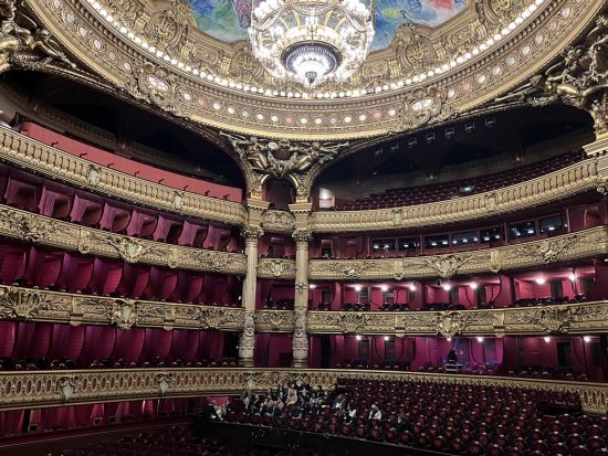 オペラ座（オペラ・ガルニエ）自由見学 または 英語ガイドツアー＜マレ地区の有名チョコレートクーポン付き＞by H.I.S.