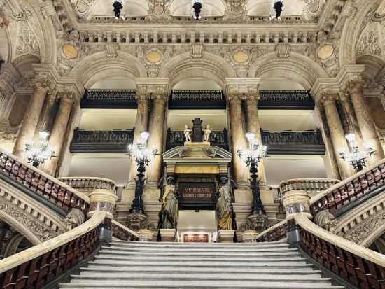 オペラ座（オペラ・ガルニエ）自由見学 または 英語ガイドツアー＜マレ地区の有名チョコレートクーポン付き＞by H.I.S.