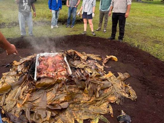 ハワイ伝統のイム窯作り＆料理体験　地下オーブン作りから出来立ての食事まで楽しめる文化体験＜4時間／英語＞