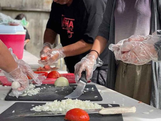 ハワイ伝統のイム窯作り＆料理体験　地下オーブン作りから出来立ての食事まで楽しめる文化体験＜4時間／英語＞