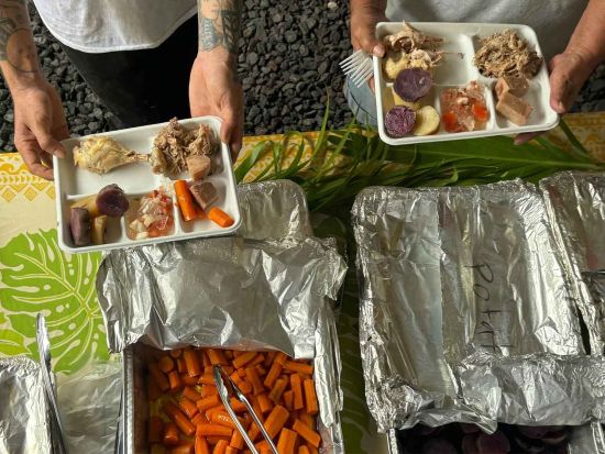 ハワイ伝統のイム窯作り＆料理体験　地下オーブン作りから出来立ての食事まで楽しめる文化体験＜4時間／英語＞