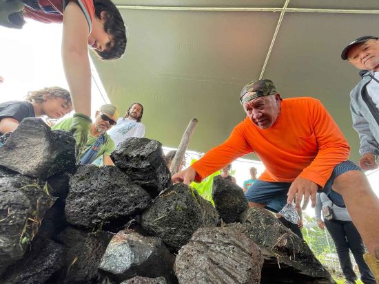 ハワイ伝統のイム窯作り＆料理体験　地下オーブン作りから出来立ての食事まで楽しめる文化体験＜4時間／英語＞