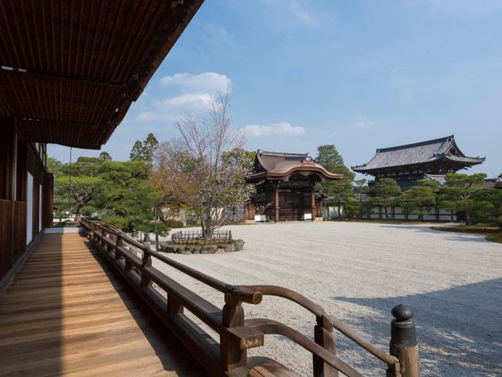 Japan_Kyoto_Ninna-ji_pixta_10478272_仁和寺御殿の南庭