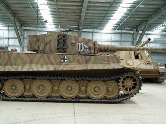 オーストラリア装甲砲兵博物館　世界最大級の戦車博物館へ！装甲車と火砲の迫力体験＜ケアンズ発着＞