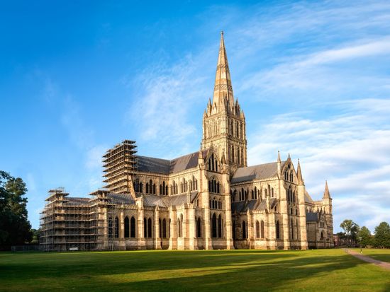 UK_Salisbury-Cathedral_shutterstock_522682918