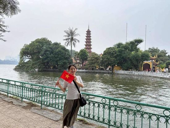 YouTuberベトナムひろみさん紹介！ディープなハノイ半日観光ツアー　 ロンビエン橋＆市場巡り＆シクロ乗車＆ビアホイでの夕食付＜午後／日本語ガイド／ビール付＞