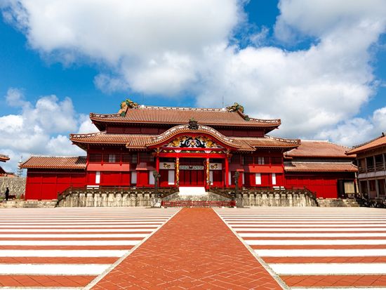 Japan_Okinawa_Naha_Shuri Castle_shutterstock_1399511087