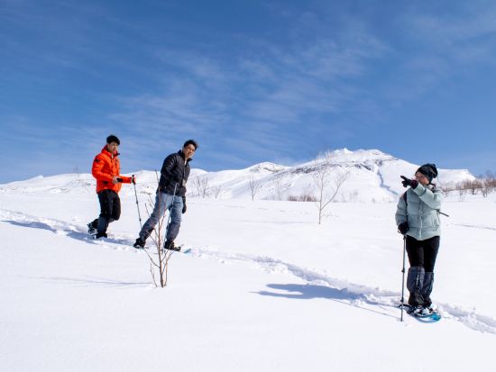 【富良野近郊無料送迎付き】大雪山スノーシュー＆温泉リトリートツアー＜午前11時又は18時開始　初心者参加可　2025年11月～2026年3月末　吹上温泉発着＞