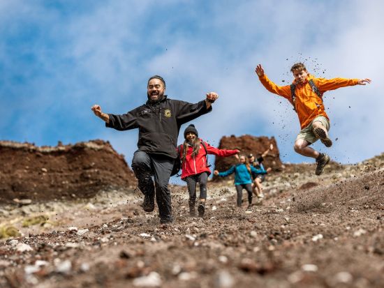 タラウェラ山ハイキングツアー　噴火口ランも満喫できる絶景トレッキング体験！＜半日／英語ガイド／ロトルア発＞