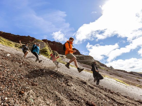 タラウェラ山ハイキングツアー　噴火口ランも満喫できる絶景トレッキング体験！＜半日／英語ガイド／ロトルア発＞