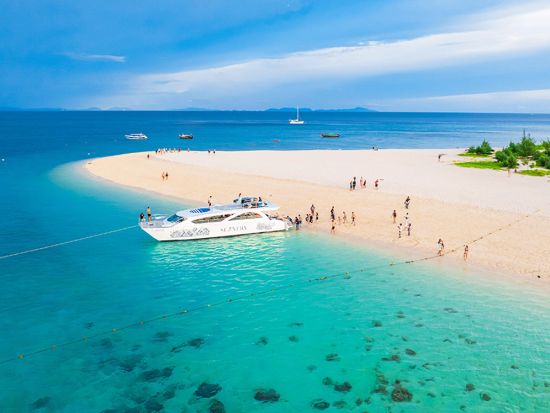 スピードカタマランで行く！ピピ島＆バンブー島日帰りツアー☆ピピ島のマヤベイにゆったり滞在やマイトン島で夕日を満喫！＜英語ガイド／昼食・夕食付き＞