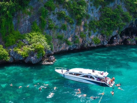 大型スピードカタマランボートで行くピピ島＋選べる島日帰りツアー　カイ島またはバンブー島選択可＜英語ガイド／昼食付き＞