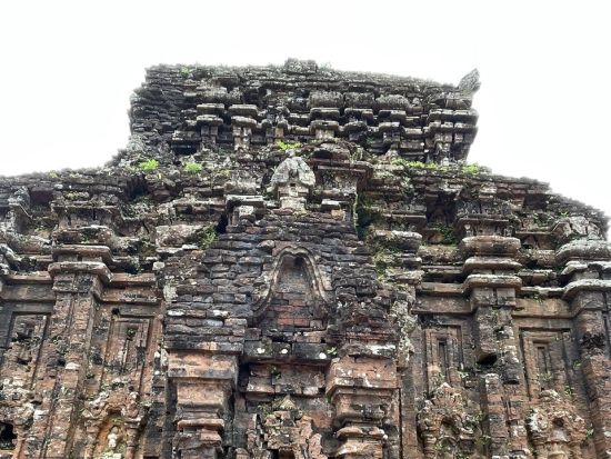 チャンパ王国の聖地を訪れる感動体験！ かつて栄華を極めたチャム族の宗教遺跡・ミーソン遺跡を、 日本語ガイドと一緒に巡る半日ツアー