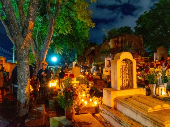 【10月31日限定】メキシコの死者の日ナイトツアー　オアハカ市内＆郊外3つの墓地を巡る神秘の体験＜夜／英語ガイド／オアハカ発＞