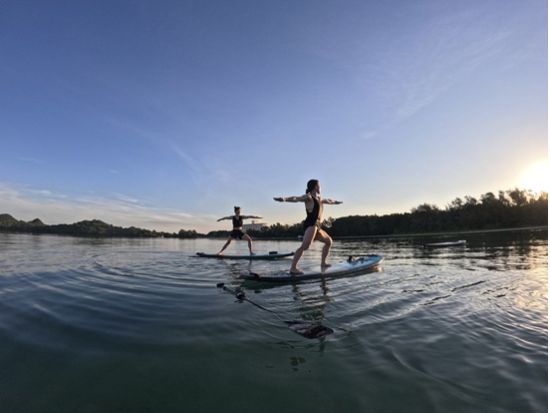 サンライズSUPヨガツアー 朝日が昇る透明な海に浮かび癒しのストレッチ＆ヨガ＜少人数制／10歳～／90分／石垣島市街地から無料送迎あり／写真プレゼント付き＞